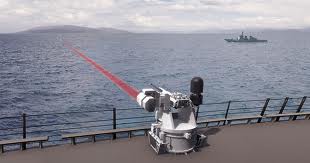Esto es un cañón LASER instalado en un barco para repeler ataques piratas. Un disparo de su mortífero rayo Laser puede incendiar instantáneamente las lanchas agresoras 