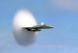 Caza F-18 superando la barrera del sonido. Esa especie de "nube circular" es vapor de agua condensándose a consecuencia de la onda de choque. Este fenómeno se conoce como "Singularidad de Prandtl-Glauert"