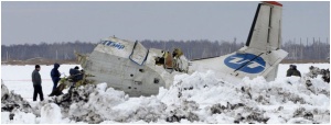 El avión ha quedado partido en dos a causa del impacto