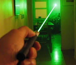 Un Rayo Laser de poca potencia, se puede construir simplemente con una pila común y unos dispositivos muy simples. Pero aun en el caso mas sencillo pueden provocar incendio a distancia o provocar una ceguera irreversible