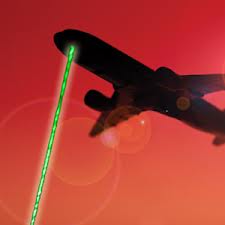 Un Laser lanzado a un avión en vuelo puede, en los casos mas leves, provocar deslumbramiento del piloto, con todas sus consecuencias