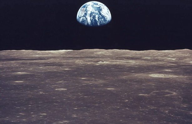 La tierra vista desde la Luna. Cuando se lanzó el Laser la distancia entre ambos era de 385.000 kilometros