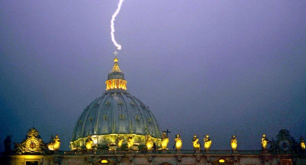 Un rayo impactó recientemente sobre la cúpula de la basílica de San Pedro ¿Sera un presagio de lo que se avecina?
