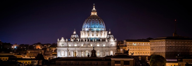 Una imagen nocturna del vaticano. Lo que acontece bajo esa cúpula no es todo lo "Santo" que nos predican