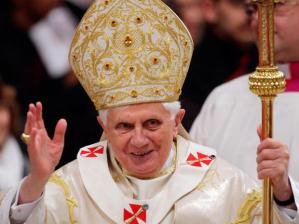 Se dice que Benedicto XVI ha intentado "limpiar" el Banco Vaticano (IOR), nombrando responsable a Ettore Gotti Tedeschi. Pero éste ha resultado fulminantemente destituido en cuanto ha intentado abrir las cuentas secretas