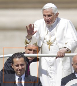 Benedicto XVI saludando a sus seguidores. A su lado Paolo Gabriele, el hombre que ha desatado el escandalo - FOTO: Alt1040