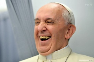 El nuevo Papa, Francisco I, de sonrisa amplia y aspecto campechano, ofrece una imagen mucho mas cercana que la de Benedicto XVI, al cambio de imagen del vaticano que, sin duda, se está activando a marchas forzadas