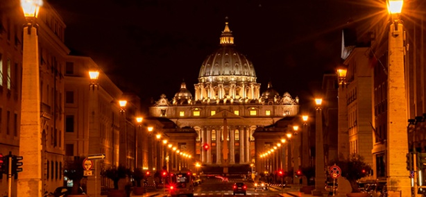El poder del Vaticano siempre ha estado sustentado por las enormes sumas de dinero que manejan. Pero la impunidad de que han gozado durante siglos ha generado un mundo tenebroso en sus finanzas