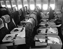 Los bebes fueron transportados por vía aérea a EE.UU y vendidos a familias en adopcion