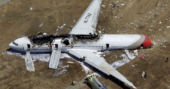 Este es el estado en que quedó otro avión de la misma compañía, en el aeropuerto de San Francisco, el 6/7/2013, tras un extraño y accidentado aterrizaje cuyas causa tampoco se nos han aclarado nunca